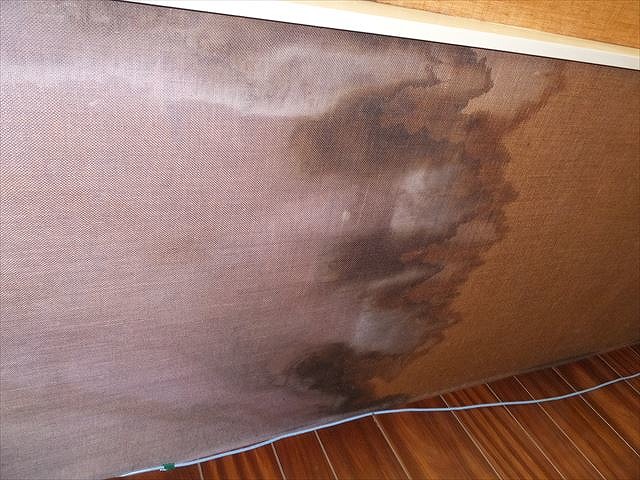 天井材がはがれてきている